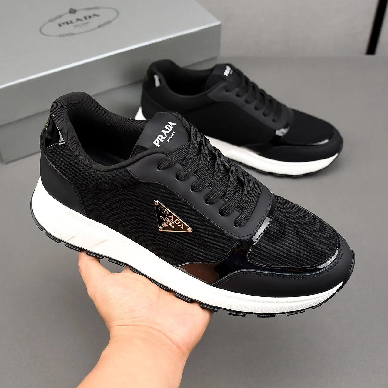 PP460👟👟👟Prada/Prada Prax men's series casual sports shoes Prax sports shoes combine style and comfort, with a unique sports design defined by exquisite materials and details. Fashionable, casual and versatile, it is decorated with an enameled triangle logo on the outside, a Prada Milano printed logo on the tongue, and a 2.5cm lightweight two-tone rubber sole for a comfortable wearing experience! Size: 38-39-40-41-42-43-44 standard leather shoe size